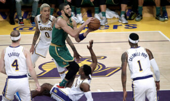 NBA – « Lakers vs Celtics en Finales ? Boston aurait l’avantage » Jayson Tatum monte au lay-up devant les yeux d’Alex Caruso, Kyle Kuzma, Rajon Rondo et Kentavious Caldwell-Pope lors du match opposant les Boston Celtics aux Los Angeles Lakers, le 23 février 2020