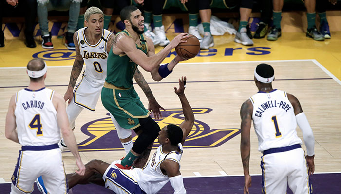 Jayson Tatum monte au lay-up devant les yeux d’Alex Caruso, Kyle Kuzma, Rajon Rondo et Kentavious Caldwell-Pope lors du match opposant les Boston Celtics aux Los Angeles Lakers, le 23 février 2020