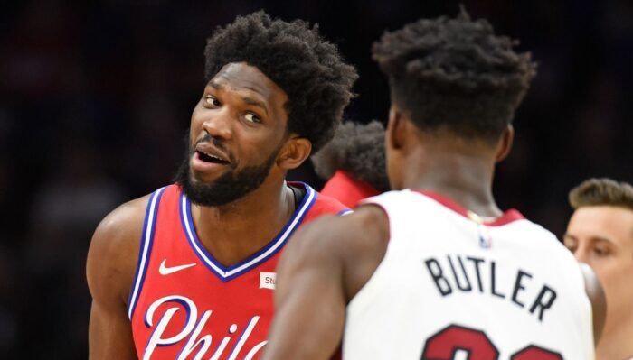 Joel Embiid regarde Jimmy Butler lors de la rencontre opposant les Philadelphia 76ers eu Miami Heat