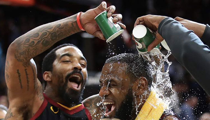 J.R. Smith renverse un verre sur le visage de LeBron James après un match des Cleveland Cavaliers