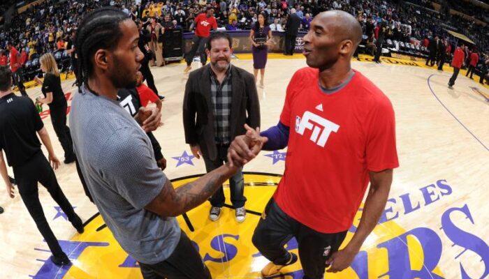 Kawhi Leonard sert la main de Kobe Bryant lors du match opposant les San Antonio Spurs aux Los Angeles Lakers