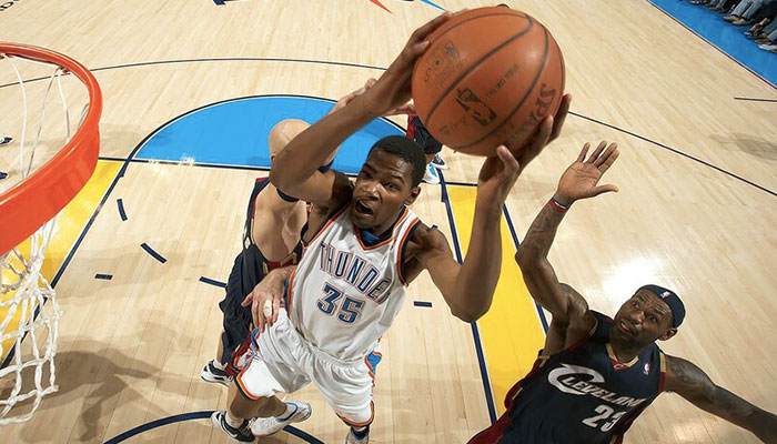 Le joueur de l’Oklahoma City Thunder Kevin Durant monte vers le panier devant les yeux du joueur des Cleveland Cavaliers LeBron James, en 2008