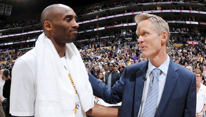 Steve Kerr félicite Kobe Bryant à l’issue de la rencontre opposant les Los Angeles Lakers aux Golden State Warriors,