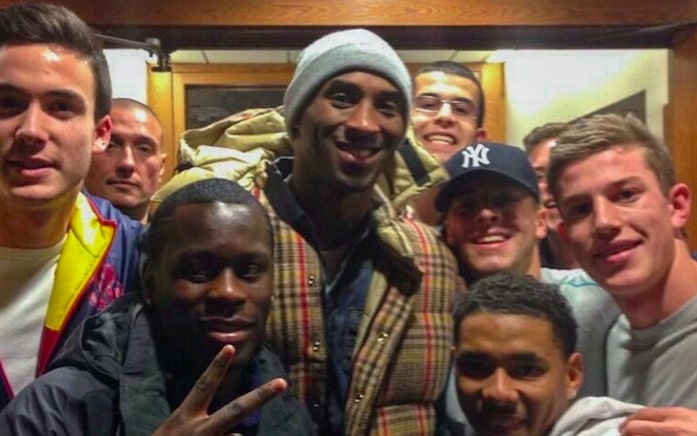 kobe bryant prend des photos avec des étudiants de boston college