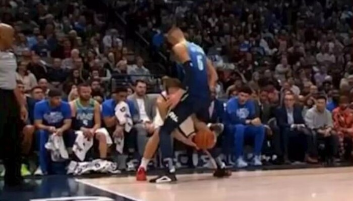 Bojan Bogdanovic passe le ballon entre les jambes de Kristaps Porzingis lors du match opposant le Utah Jazz aux Dallas Mavericks, le 10 février 2020