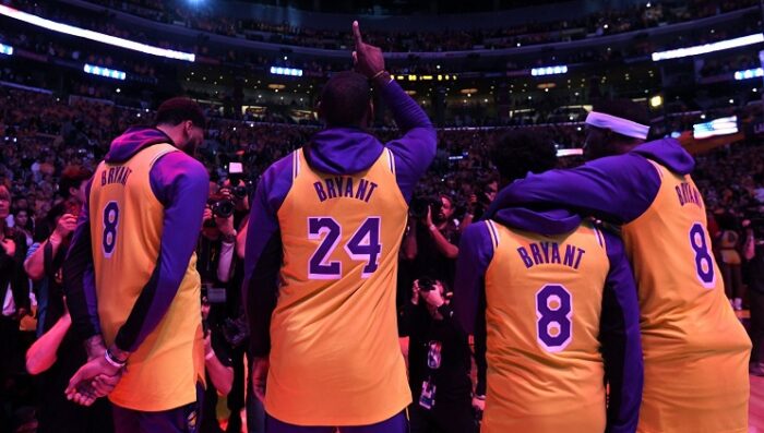 Les Lakers ont une nouvelle coutume durant les temps-morts pour honorer Kobe