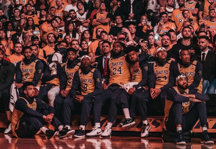 les Lakers observent l'hommage vidéo à Kobe Bryant