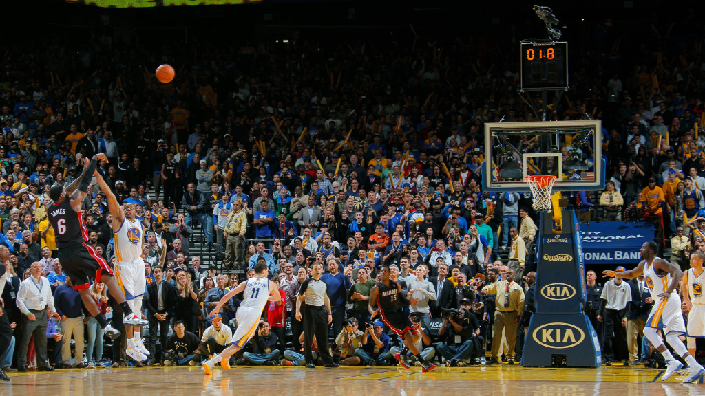 LeBron James crucifie les Warriors au buzzer