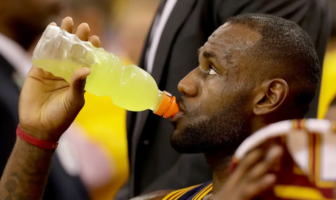 NBA – Un soutien très inattendu pour LeBron dans le débat du GOAT ! LeBron James se déshydrate