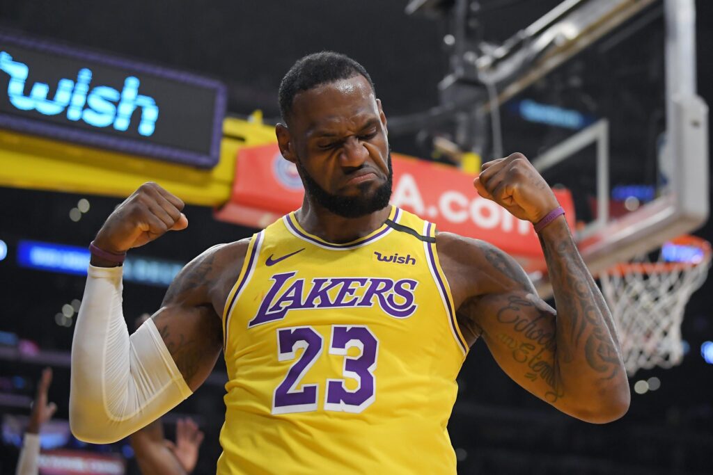 LeBron James célébrant un panier inscrit sous le maillot des Los Angeles Lakers