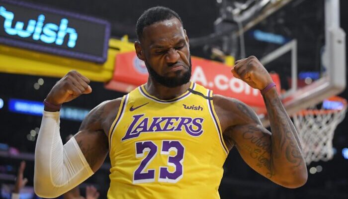 LeBron James célébrant un panier inscrit sous le maillot des Los Angeles Lakers