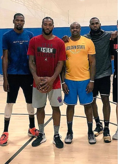 Kevin Durant, Kawhi Leonard et LeBron James en match d'entrainement