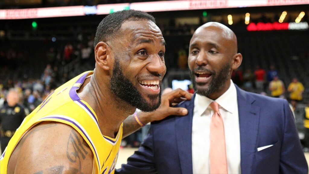 Lebron James, joueur des Los Angeles Lakers, et Lloyd Pierce, entraîneur des Atlanta Hawks