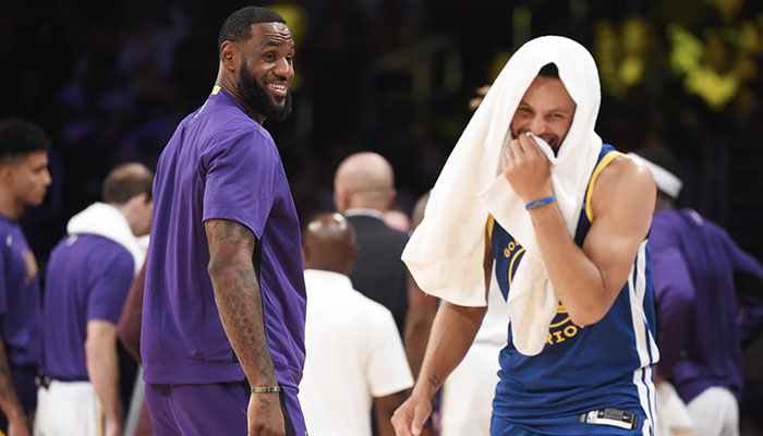 LeBron James et Stephen Curry tout sourire lors du match opposant les Los Angeles Lakers aux Golden State Warriors