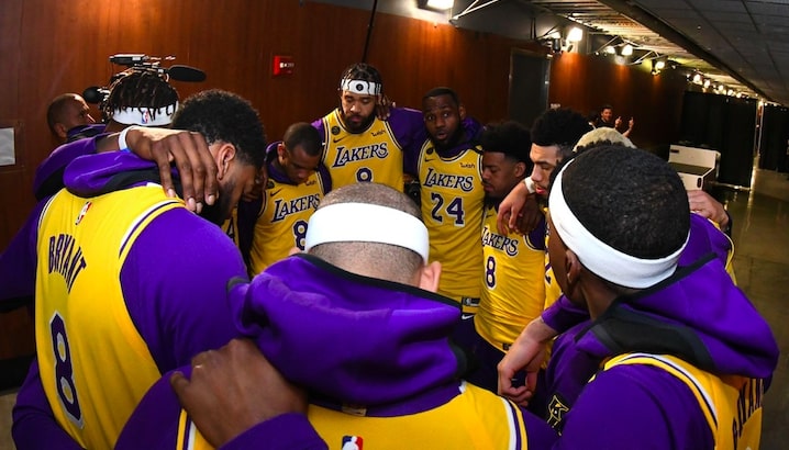 huddle des lakers