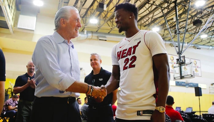 poignée de mains entre pat riley et jimmy butler