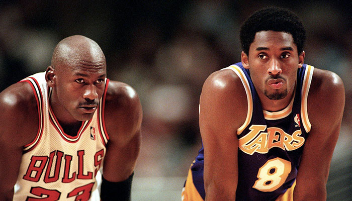 Michael Jordan et Kobe Bryant lors du match opposant les Chicago Bulls aux Los Angeles Lakers, le 17 décembre 1996