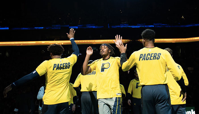 Myles Turner tapent dans les mains de ses coéquipiers lors de la présentation de l’équipe des Indiana Pacers