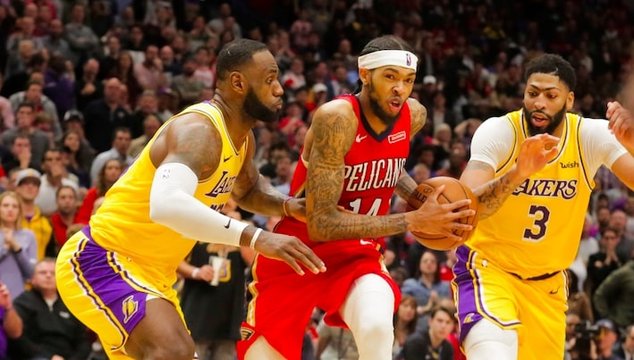 brandon ingram entouré de LeBron james et anthony davis