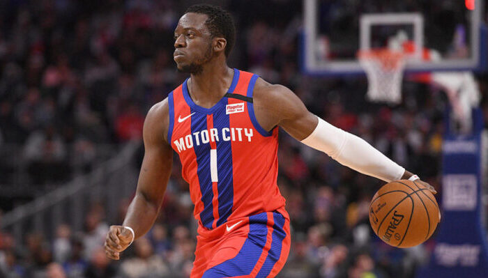 Reggie Jackson, ballon en main, sous le maillot des Detroit Pistons