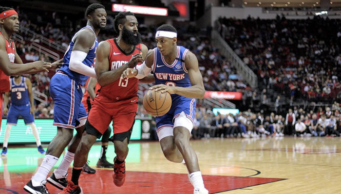 R.J. Barrett ballon en main face à James Harden, lors du match opposant les New York Knicks aux Houston Rockets