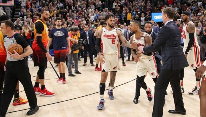 Rudy Gobert observe la rage de Damian Lillard après la victoire controversée de son équipe du Utah Jazz face aux Portland Trail Blazers