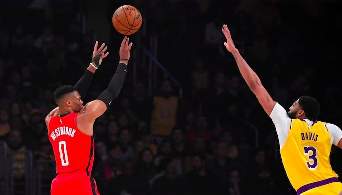 shoot de russell westbrook contesté par anthony davis