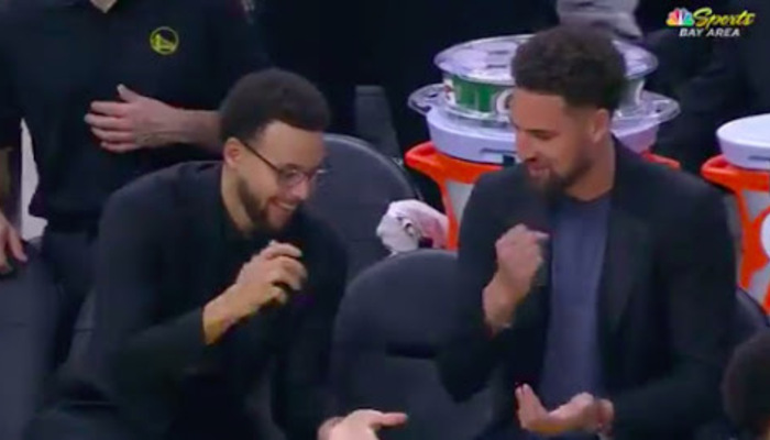 Stephen Curry et Klay Thompson se livrent à un duel de pierre-feuille-ciseaux sur le banc des Warriors lors de la rencontre opposant les Golden State Warriors au Miami Heat, le 10 février 2020