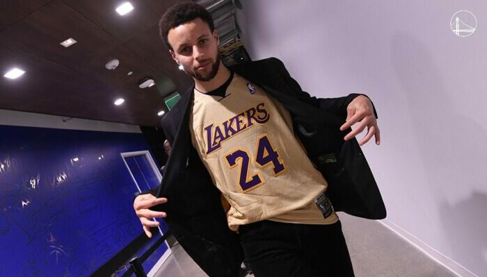Stephen Curry rend hommage à Kobe Bryant