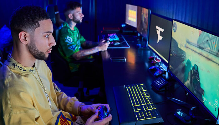 Ben Simmons en plein partie de Call Of Duty dans son espace spécialement dédié au gaming