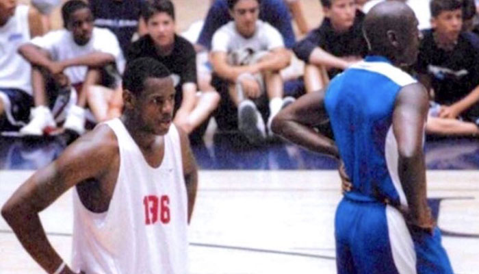 LeBron James, adolescent, face à Michael Jordan dans un camp de basket