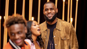 NBA – LeBron James salive devant une photo de Savannah