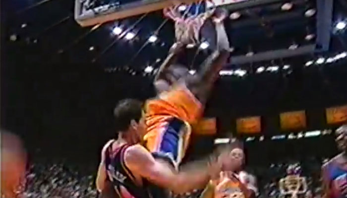 Shaquille O'Neal dunk sur Chris Dudley lors d'un match Lakers Knicks