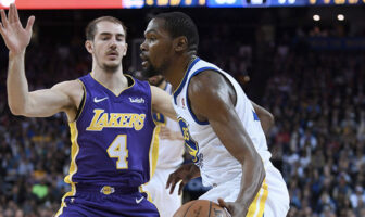 NBA – Alex Caruso raconte sa première fois contre Kevin Durant Alex Caruso en défense sur Kevin Durant lors d’un match opposant les Los Angeles Lakers aux Golden State Warriors, le 22 décembre 2017