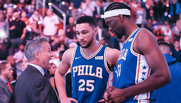 Brett Brown en discussion avec Ben Simmons et Joel Embiid lors d’un match des Phildelphia Sixers