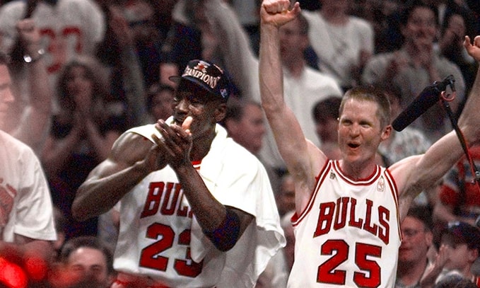 steve kerr et michael jordan après le titre de 1998