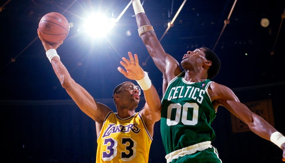 Kareem Abdul-Jabbar marque un skyhok sur Robert Parish