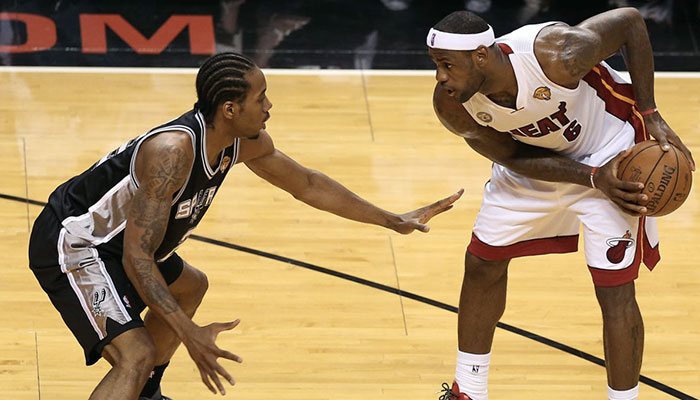 LeBron James, ballon en main, en due face à Kawhi Leonard lors du game 5 des Finales 2013 opposant le Miami Heat aux Sant Antonio Spurs