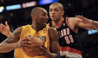 NBA – Le top 15 des joueurs qui ont gagné le plus d’argent… dans une équipe perdante Kobe Bryant en duel avec Nicolas Batum lors d’une rencontre opposant les Los Angeles Lakers aux Portland Trail Blazers