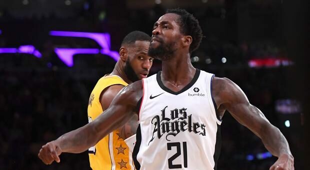 Patrick Beverley devant LeBron James