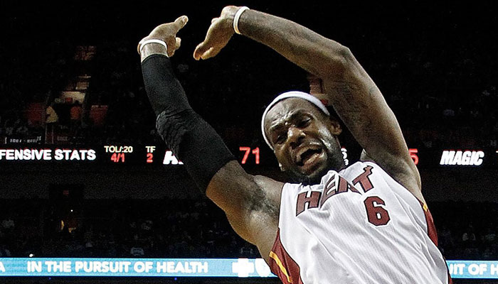 LeBron James simule une chute lors d’un match du Miami Heat