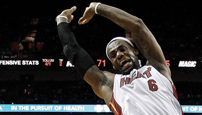 LeBron James simule une chute lors d’un match du Miami Heat