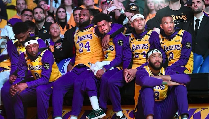 le banc des lakers regarde l'hommage à Kobe Bryant