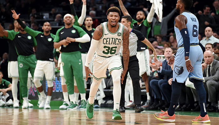 Marcus Smart célèbre un panier devant le banc des Boston Celtics