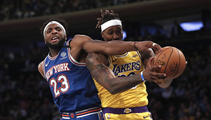 Mitchell Robinson tente de contrer Dwight Howard lors d’un match opposant les New York Knicks aux Los Angeles Lakers