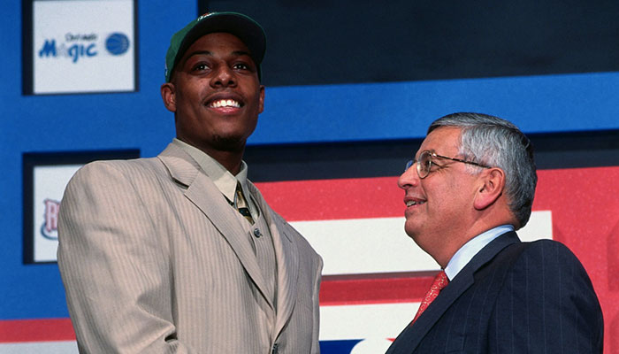 Paul Pierce et David Stern lors de la draft NBA 1998