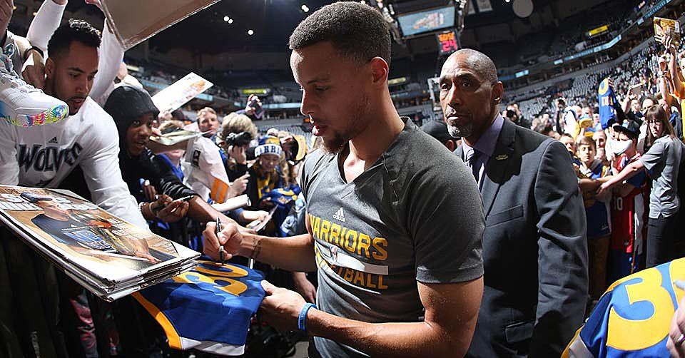 Steph Curry signe des autographes