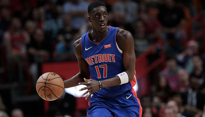 Tony Snell ballon en main sous le maillot des Detroit Pistons