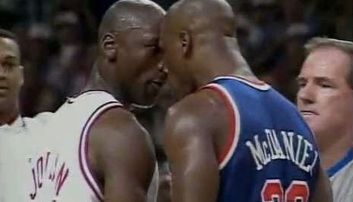 Xavier McDaniel en confrontation avec Michael Jordan lors d’un match opposant les New York Knicks aux Chicago Bulls