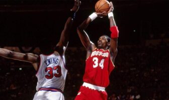 NBA – 19 juin 1994 : Quand Hakeem Olajuwon mettait toute la ligue à ses pieds pour un exploit unique Quand Hakeem Olajuwon met à l'amende Patrick Ewing pour le titre en 1994